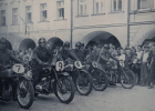 Příprava na start závodu seniorů v kategorii do 350 ccm v roce 1947
